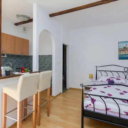 Studio Apartman Ela Pula Exterior photo