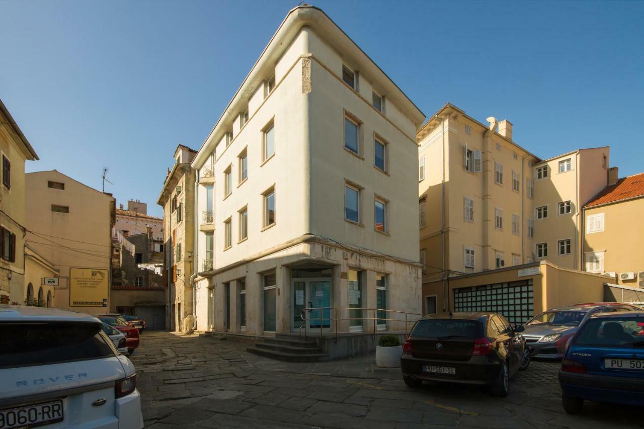 Studio Apartman Ela Apartment *